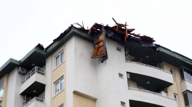 Mersin'de fırtına: Uçan çatıdan kopan parçalar otomobillere zarar verdi